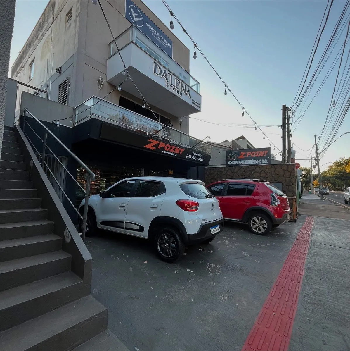 Fachada do prédio do Vasconcellos Studio com estacionamento em frente