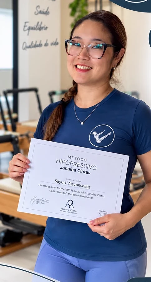Sayuri Vasconcellos com o certificado de formação no Método Hipopressivo Janaína Cintas