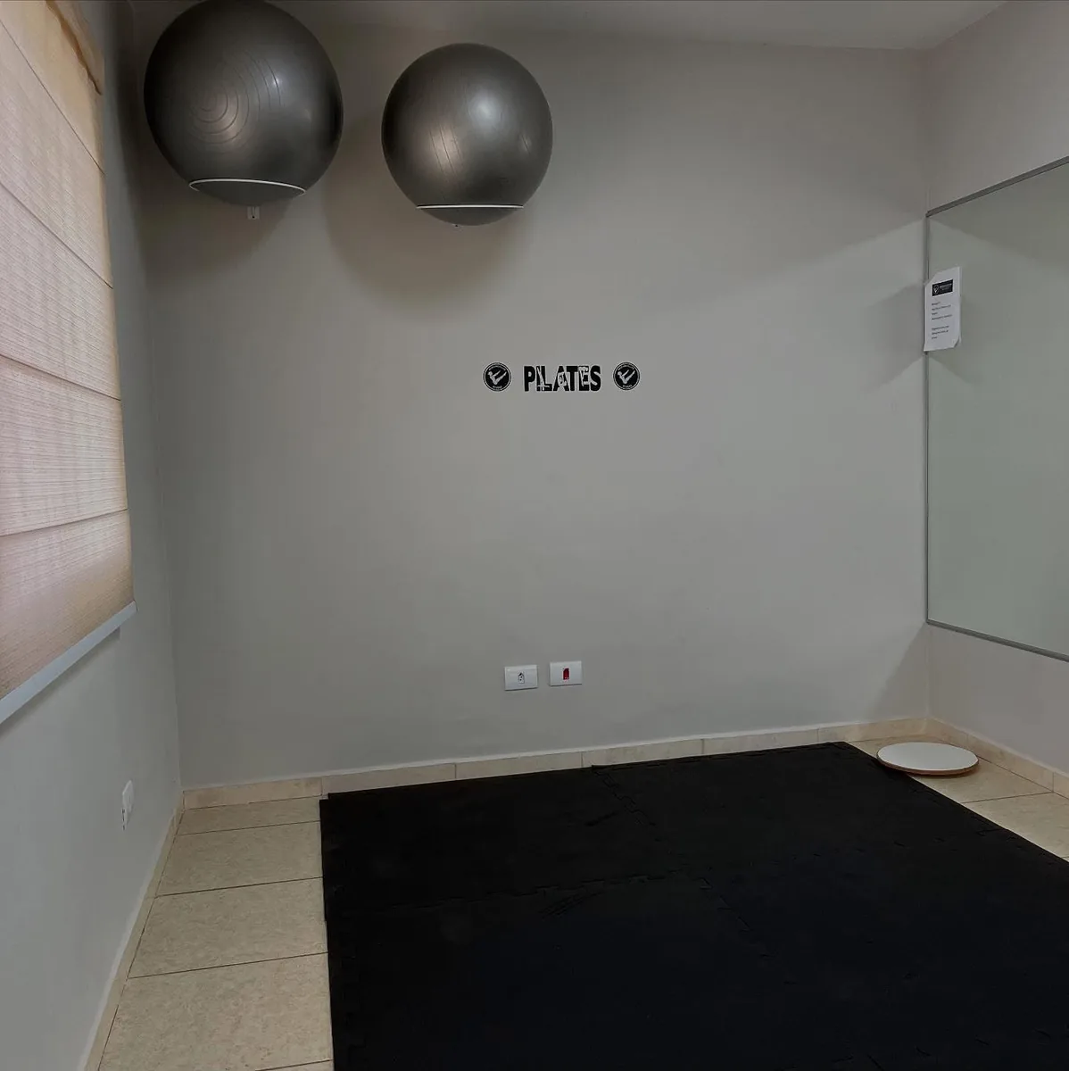 Espaço do Vasconcellos Studio preparado para Pilates no solo e com bola