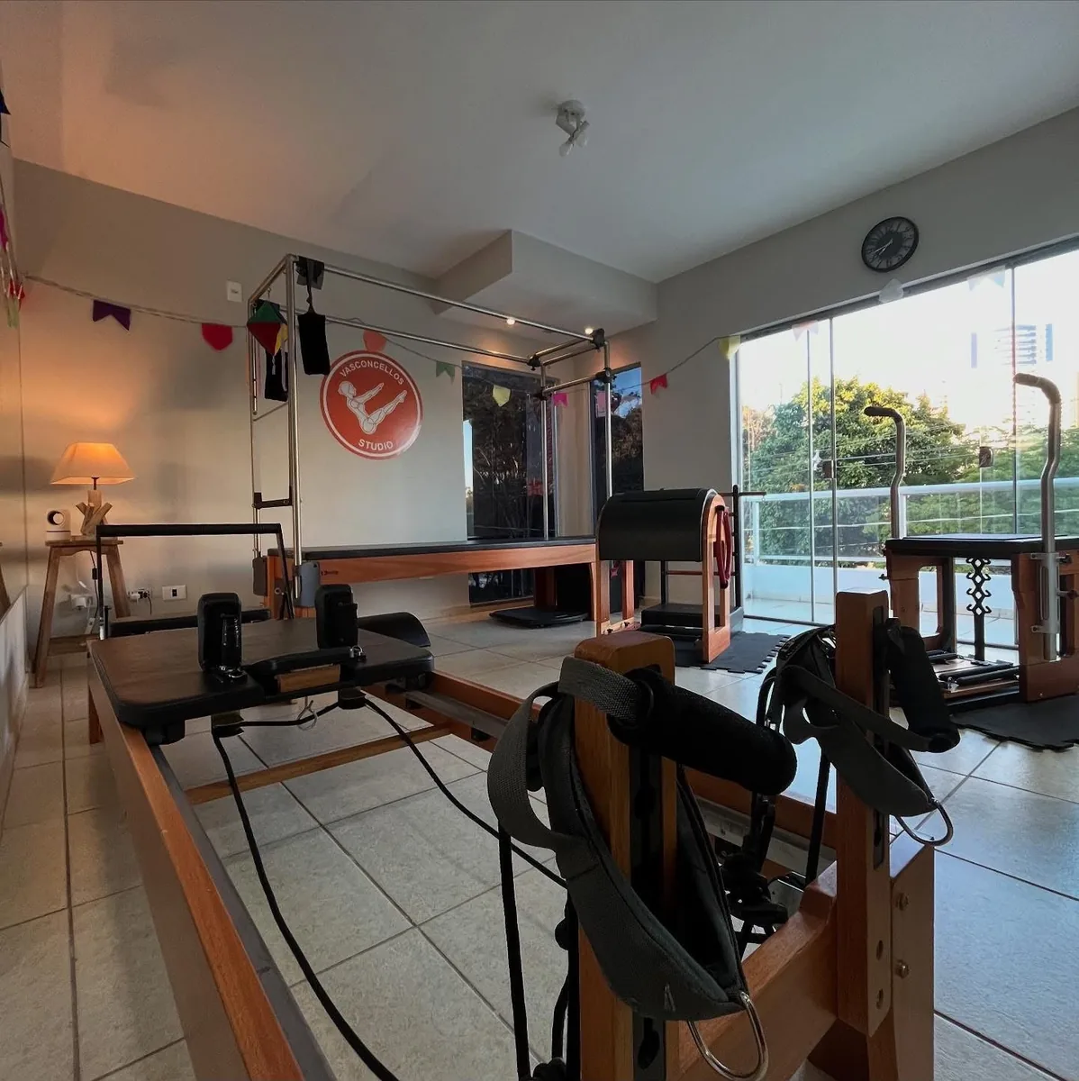 Espaço do Vasconcellos Studio com aparelhos de Pilates e vista para a área externa